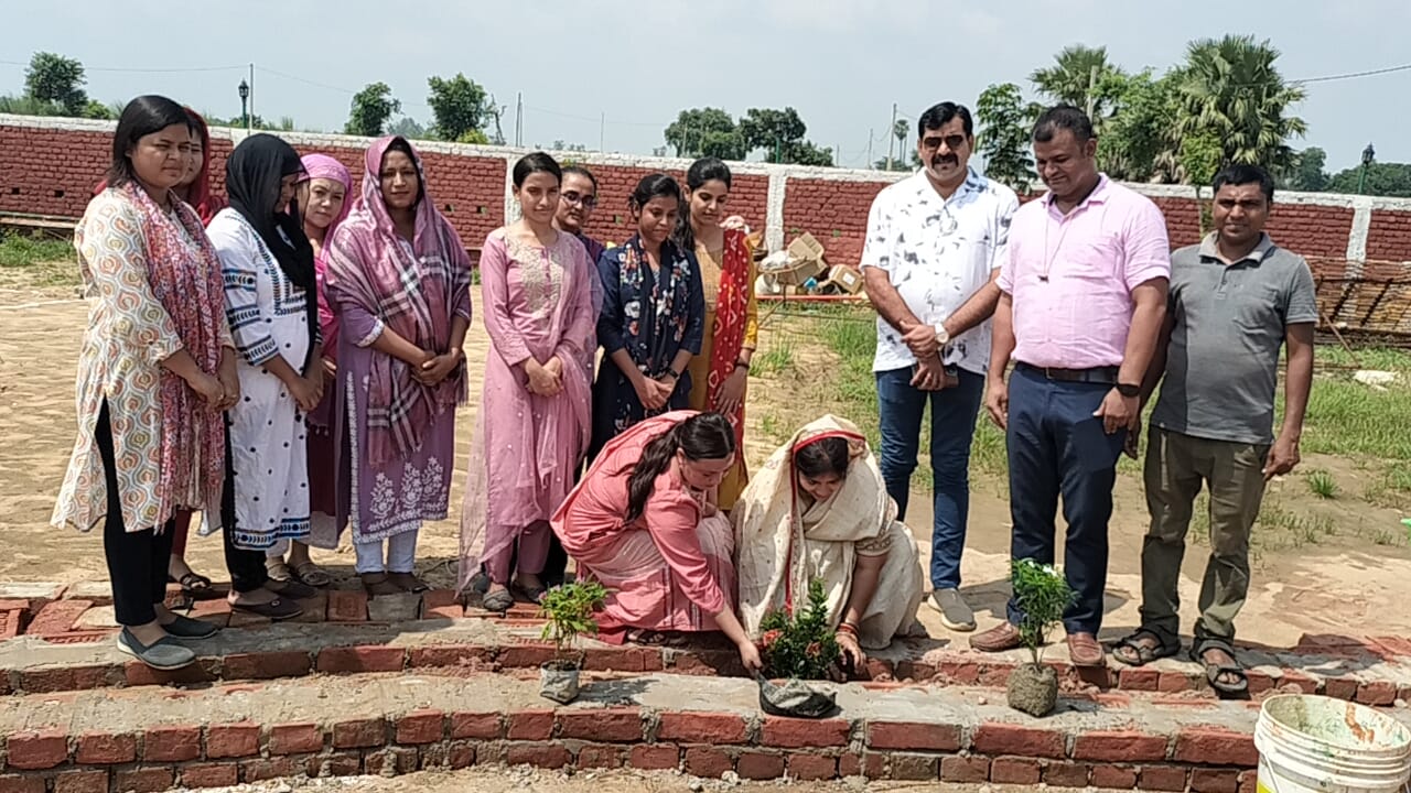 दिल्ली पब्लिक स्कूल में समाजसेवी विक्रम सिंह के धर्म पत्नी ममता सिंह ने पौधारोपण किया