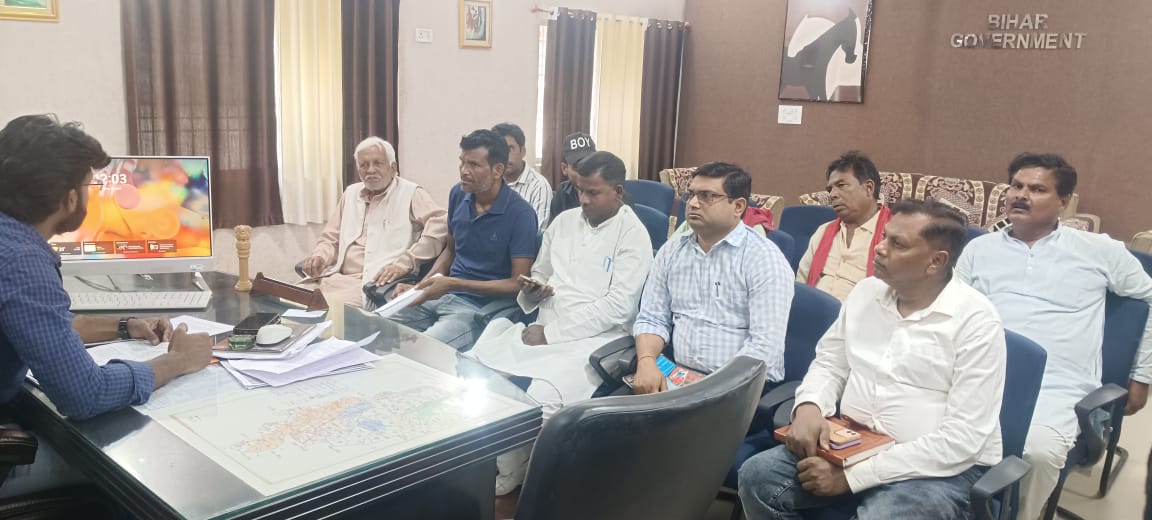 आगामी चुनाव को लेकर बगहा एसडीएम ने पदाधिकारीयों, जनप्रतिनिधियों के साथ बैठक की